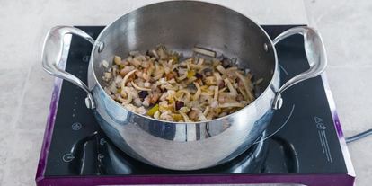 Шаг 1: папарделле с соусом-рагу из курицы