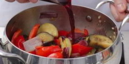 Шаг 2: рататуя на сковороде