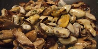 Шаг 37: рисовой лапши с креветками, мидиями и овощами