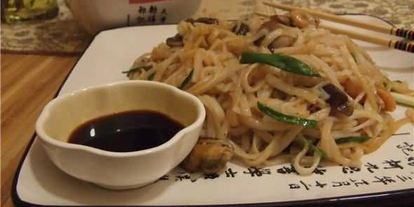 Шаг 45: рисовой лапши с креветками, мидиями и овощами