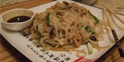 Шаг 49: рисовой лапши с креветками, мидиями и овощами