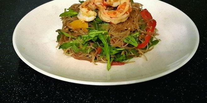 Рецепт рисовой лапши с рукколой и креветками