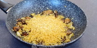 Шаг 5: ризотто из пасты орзо с грибами и горошком