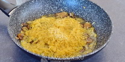 Шаг 6: ризотто из пасты орзо с грибами и горошком