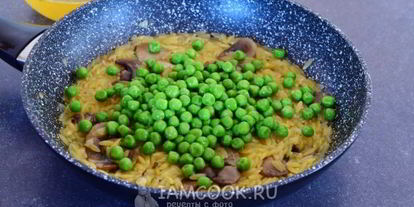 Шаг 10: ризотто из пасты орзо с грибами и горошком