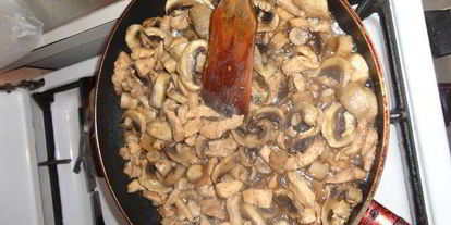 Шаг 2: ризотто с курицея и грибами в краснома вине