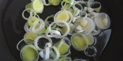 Шаг 2: ризотто с луком-пореем и лимонной крошкой