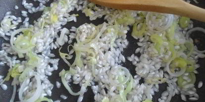 Шаг 3: ризотто с луком-пореем и лимонной крошкой