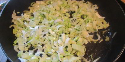 Шаг 3: ризотто с луком-пореем и помидорами