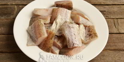 Шаг 4: филе минтая с картошкой в духовке