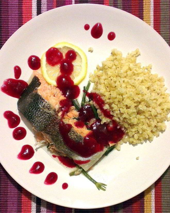 Рецепт форели на пару с клюквенным соусом