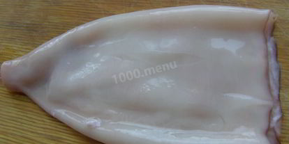 Шаг 1: кальмаров с морковью и луком