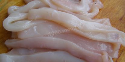 Шаг 2: кальмаров с морковью и луком