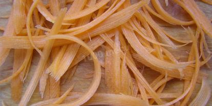 Шаг 3: кальмаров с морковью и луком