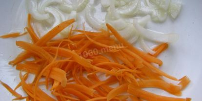 Шаг 6: кальмаров с морковью и луком