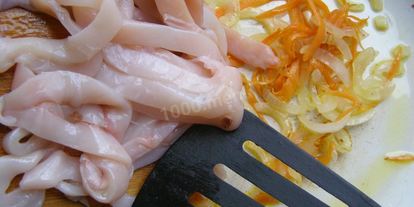 Шаг 7: кальмаров с морковью и луком