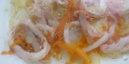 Шаг 8: кальмаров с морковью и луком