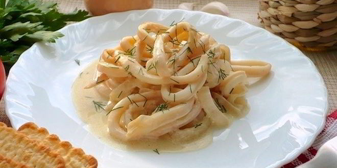 Рецепт кальмаров, тушенных со сметаной