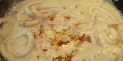 Шаг 3: кальмаров, тушенных со сметаной