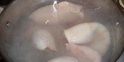 Шаг 1: кальмаров в сливочно-сырном соусе