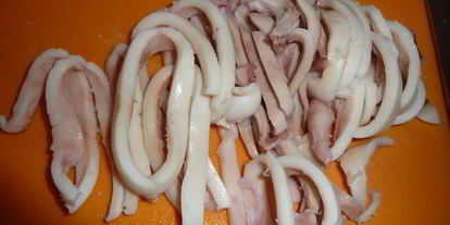 Шаг 3: кальмаров в сливочно-сырном соусе