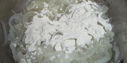 Шаг 4: кальмаров в сливочно-сырном соусе