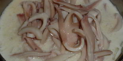 Шаг 6: кальмаров в сливочно-сырном соусе