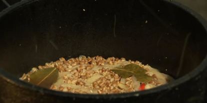 Шаг 2: карпа в углях с гречневой кашей