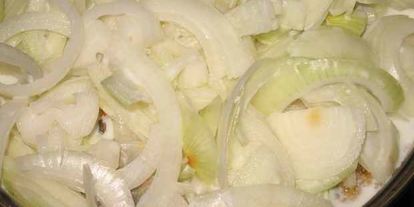 Шаг 30: рыбы тушеной в молоке с луком