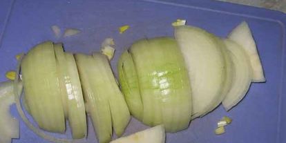 Шаг 22: рыбы тушеной в молоке с луком