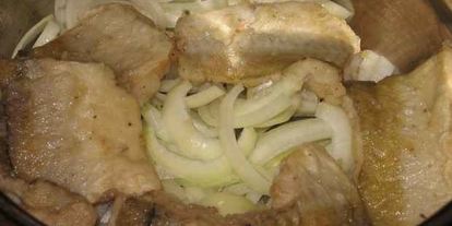 Шаг 25: рыбы тушеной в молоке с луком