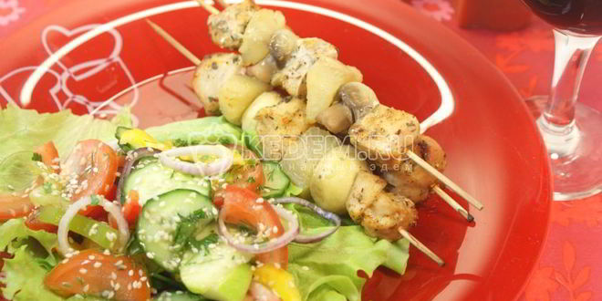 Рецепт куриного шашлыка с острым салатом