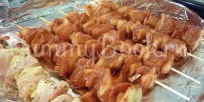 Шаг 6: куриных шашлычков на шпажках красное и белое