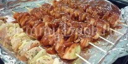 Шаг 7: куриных шашлычков на шпажках красное и белое