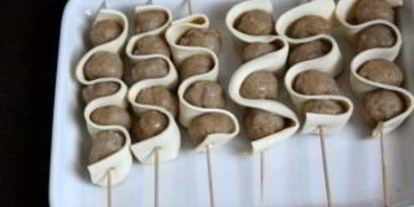 Шаг 3: шашлычков со слоеным тестом на шпажках