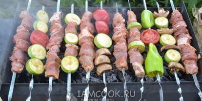 Шаг 13: шашлык ассорти из свинины, курицы и овощей