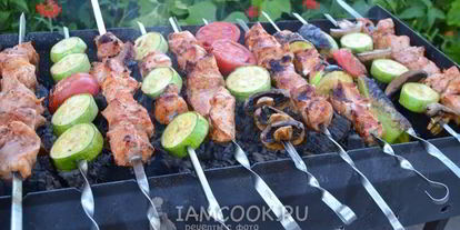 Шаг 15: шашлык ассорти из свинины, курицы и овощей