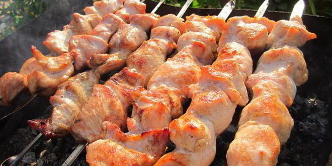 Рецепт Шашлыка из индейки с салатом из красного лука и помидор