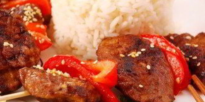 Рецепт свиных шашлыков с красными перцами и ананасовым рисом
