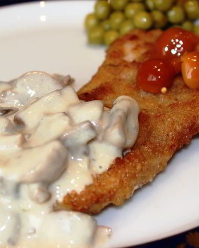 Рецепт куриного шницеля с грибным соусом