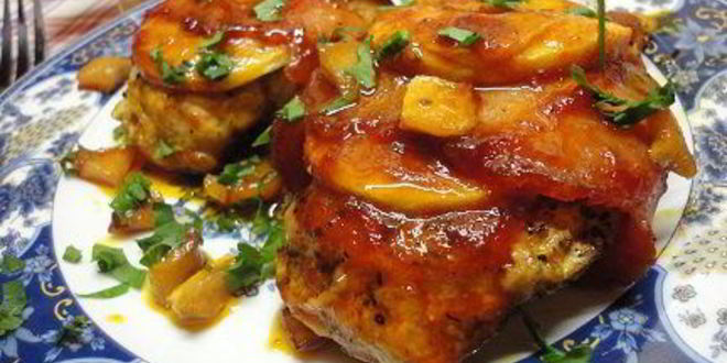 Рецепт куриных стейков с яблоками