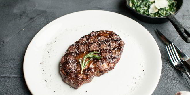 Рецепт рибая стейк с припущеным сливочным шпинатом