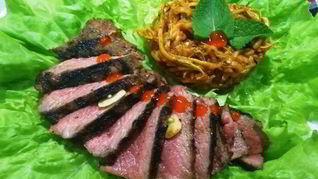 Рецепт Стейка из говядины с лапшой из кабачка