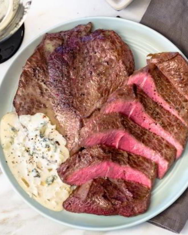 Рецепт стейка из лопатки с соусом из голубого сыра