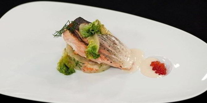 Рецепт Стейка из семги на печеном картофеле с икорным соусом