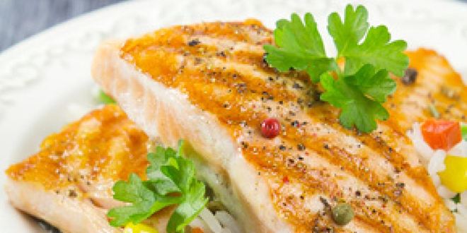 Рецепт стейка из семги с рисом и овощами