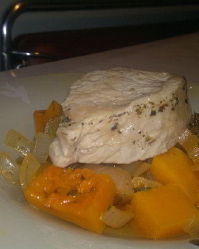 Рецепт стейка из свиной корейки с карманом начиненный оливками и чесноком и тушеная тыква с луком