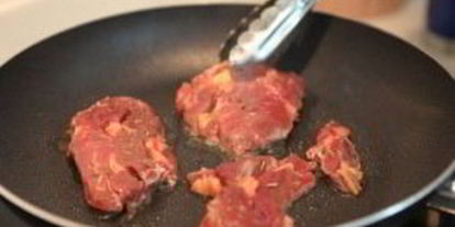 Шаг 3: стейка на сковороде