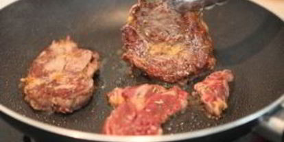 Шаг 4: стейка на сковороде