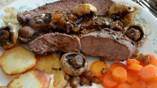 Рецепт Стейка с черным перцем, коньяком и грибами